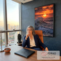 Sol dourado se pondo no mar com ondas quebrando e céu laranja com nuvens, quadro decorativo