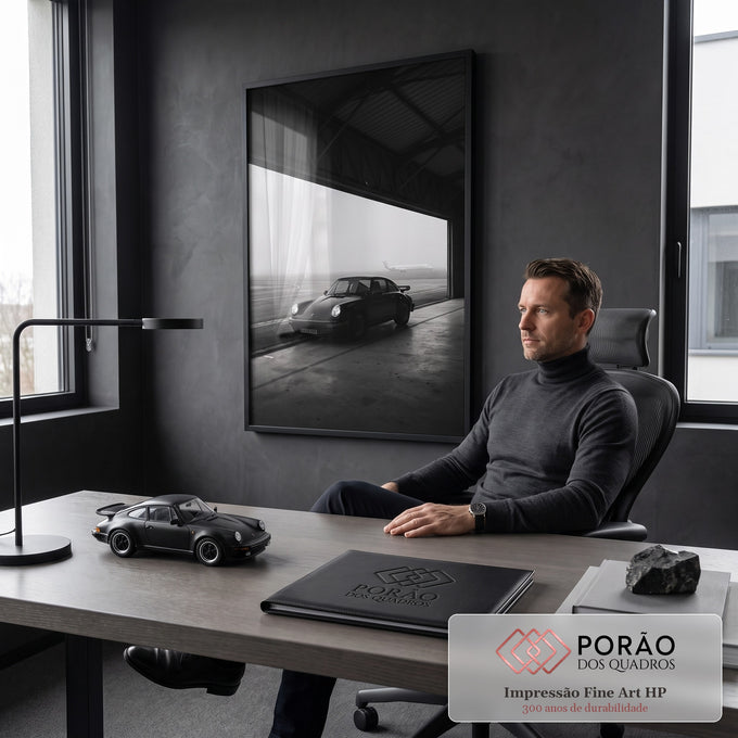 Porsche 911 clássico preto em hangar com avião na neblina, fotografia preto e branco, quadro decorativo