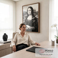 Quadro Decorativo Grande Mona Lisa Gravura para Sala Preto | quadros decorativos | Mona Lisa em gravura preto e branco com paisagem rochosa ao fundo | em ambiente 2 | Porao dos Quadros