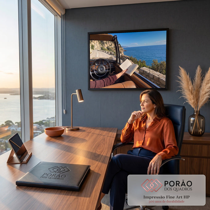 Interior de carro clássico conversível com livro aberto em estrada litorânea e mar azul, quadro decorativo