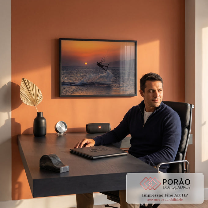Quadro Decorativo Grande Kitesurf ao Pôr do Sol para Sala | quadros decorativos | kitesurfista em silhueta saltando sobre o mar ao pôr do sol laranja intenso | em ambiente 2 | Porao dos Quadros