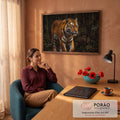 Tigre-de-bengala laranja caminhando entre folhagens escuras em pintura a óleo realista, quadro decorativo