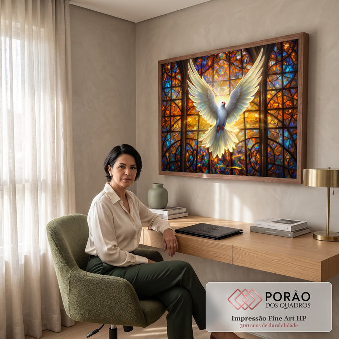 Quadro Decorativo Grande Pomba Branca para Sala Branco | quadros decorativos | pomba branca de asas abertas diante de vitral colorido em tons dourados e azuis | em ambiente 2 | Porao dos Quadros