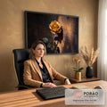 Quadro Decorativo Grande Rosa Dourada para Sala Dourado | quadros decorativos | rosa dourada com gotas de orvalho sobre fundo preto e parede de ferrugem | em ambiente 2 | Porao dos Quadros