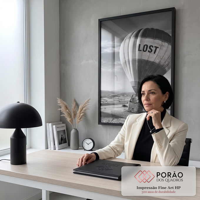 Balão de ar quente escrito LOST pousado nas dunas do deserto, fotografia em preto e branco, quadro decorativo