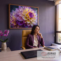 Quadro Decorativo Grande Dália Roxa e Amarela para Sala Roxo | quadros decorativos | close de dália roxa e amarela com pétalas em degradê e botão central fechado | em ambiente 2 | Porao dos Quadros