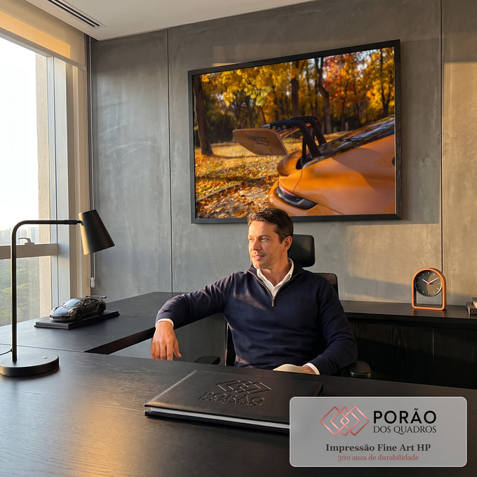 Traseira de Porsche laranja com aerofólio Weissach em parque de outono com folhas douradas, quadro decorativo
