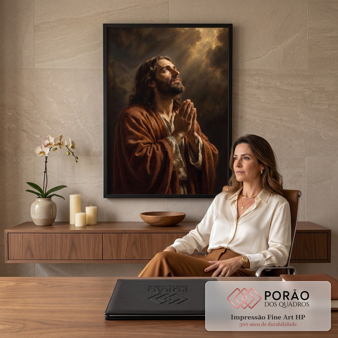 Quadro Decorativo Grande Jesus em Oração para Sala Marrom | quadros decorativos | homem em oração com mãos unidas olhando para luz dourada nas nuvens | em ambiente 2 | Porao dos Quadros