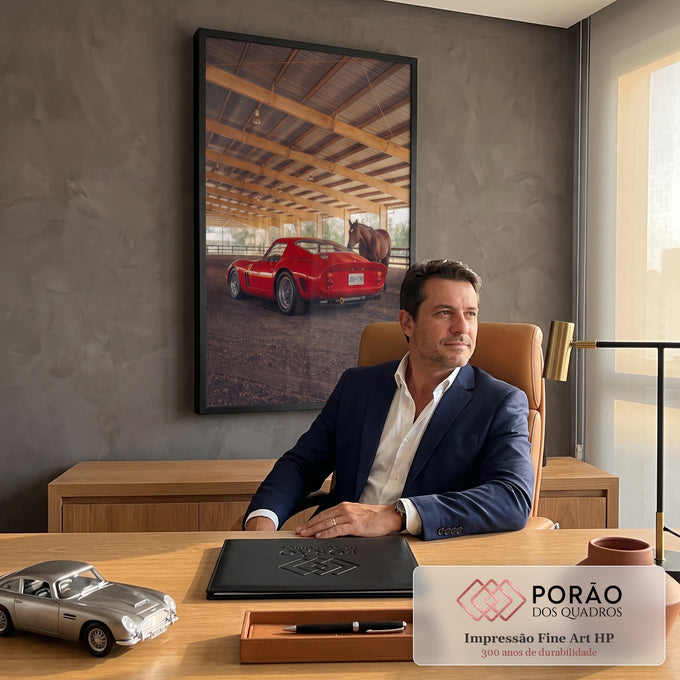 Carro clássico vermelho e cavalo marrom em picadeiro coberto com vigas de madeira, quadro decorativo