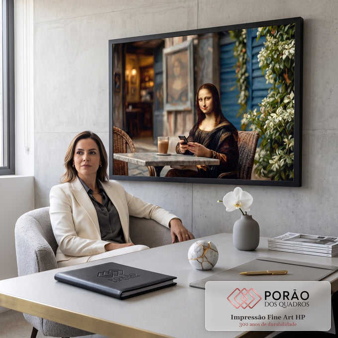 Mona Lisa sentada em café ao ar livre com celular, café com leite e flores brancas, quadro decorativo