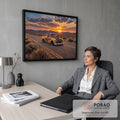Hot rod amarelo enferrujado com motor turbo numa estrada no deserto ao pôr do sol, quadro decorativo