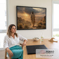 Jesus de túnica bege caminhando em trilha no deserto com sol entre nuvens ao entardecer, quadro decorativo