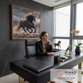 Cavalo preto galopando com crina dourada ao vento, poeira e céu tempestuoso, quadro decorativo