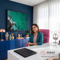 Quadro Decorativo Grande Caiaque Solitário para Sala Verde | quadros decorativos | caiaque amarelo visto de cima em mar turquesa com costa rochosa ao fundo | em ambiente 2 | Porao dos Quadros