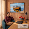 Dois barcos de madeira laranja e azul na areia da praia com reflexo no mar calmo, quadro decorativo