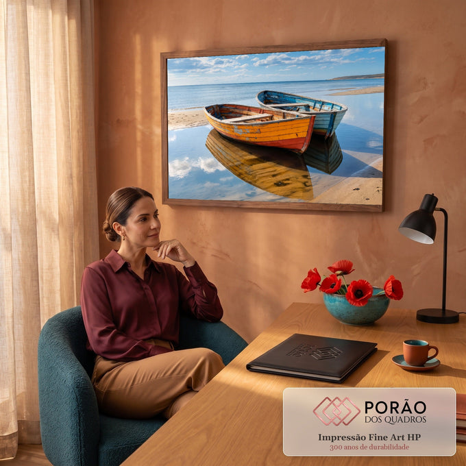 Dois barcos de madeira laranja e azul na areia da praia com reflexo no mar calmo, quadro decorativo