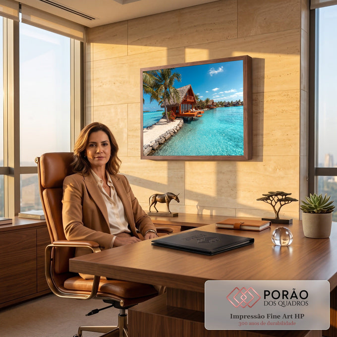Bangalô de madeira e palha sobre mar turquesa, areia branca e palmeiras em ilha tropical, quadro decorativo