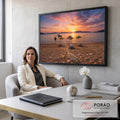 Praia ao pôr do sol com guarda-sóis, barcos, conchas, estrela-do-mar e garrafa na areia, quadro decorativo