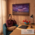Quadro Decorativo Grande Céu de Tempestade para Sala Roxo | quadros decorativos | céu roxo dramático de tempestade sobre praia com casas e pessoas distantes | em ambiente 2 | Porao dos Quadros
