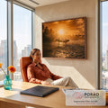 Dois surfistas em silhueta com pranchas entrando no mar ao pôr do sol entre palmeiras, quadro decorativo