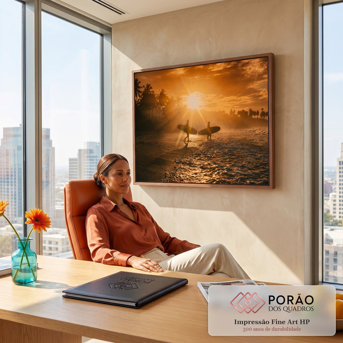 Dois surfistas em silhueta com pranchas entrando no mar ao pôr do sol entre palmeiras, quadro decorativo