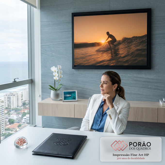 Quadro Decorativo Grande Surfista em Silhueta para Sala | quadros decorativos | surfista em silhueta descendo onda com sol se pondo ao fundo | em ambiente 2 | Porao dos Quadros