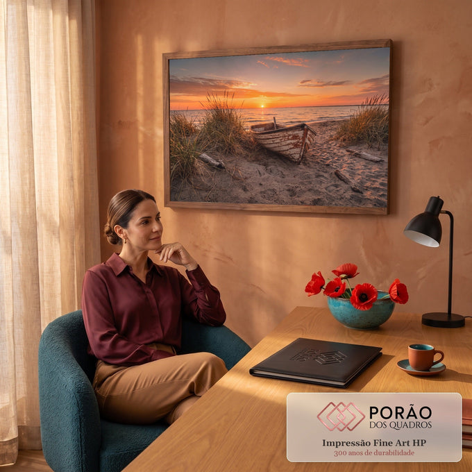 Barco de madeira rústico na areia entre capim de dunas com pôr do sol laranja no mar, quadro decorativo