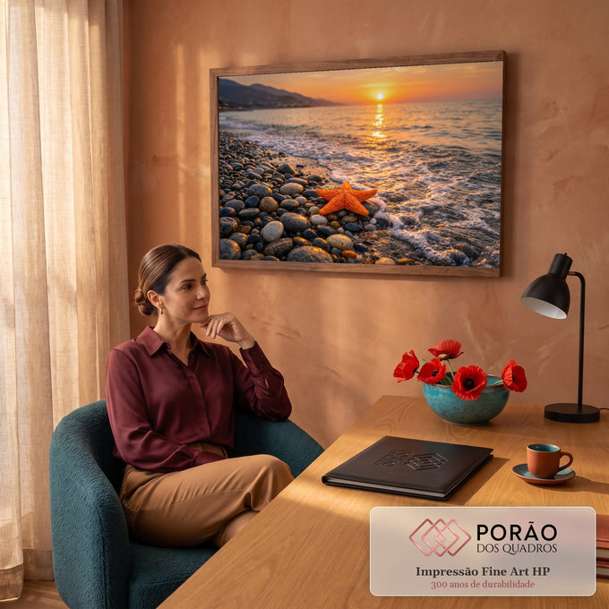 Estrela-do-mar laranja sobre seixos na beira do mar com ondas e pôr do sol dourado ao fundo, quadro decorativo