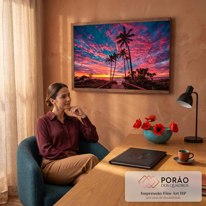 Palmeiras e passarela de madeira para a praia sob céu rosa e azul ao pôr do sol, quadro decorativo