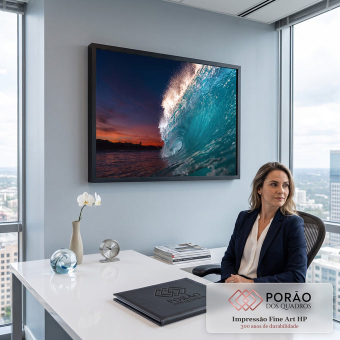 Quadro Decorativo Grande Onda do Mar para Sala Azul | quadros decorativos | onda do mar se curvando em tubo azul-turquesa ao entardecer com céu laranja | em ambiente 2 | Porao dos Quadros
