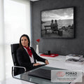 Fotografia P&B de duas crianças em banco de madeira à beira-mar olhando navio ao longe, quadro decorativo