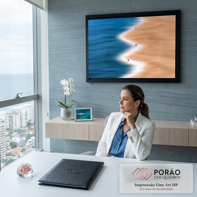 Quadro Decorativo Grande Praia Vista de Cima Azul para Sala | quadros decorativos | vista aérea de praia com mar azul, areia bege e pessoas pequenas na beira | em ambiente 2 | Porao dos Quadros