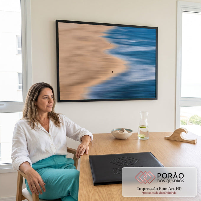 Quadro Decorativo Grande Praia Vista de Cima Ondas para Sala | quadros decorativos para sala | vista aérea de praia com ondas borradas e duas pessoas na areia | em Quadros para Sala | Porao dos Quadros