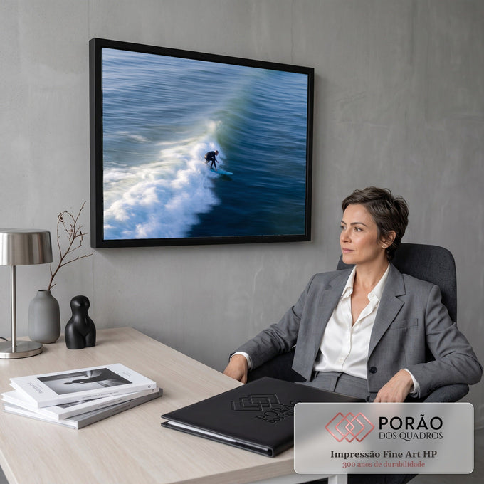 Quadro Decorativo Grande Surfista na Onda para Sala Azul | quadros decorativos | surfista em wetsuit preto sobre prancha azul cortando onda com espuma branca | em ambiente 2 | Porao dos Quadros