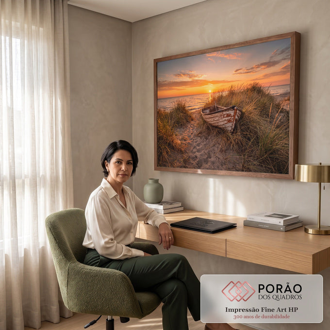 Barco de madeira antigo entre a vegetação da duna, praia e mar ao pôr do sol laranja, quadro decorativo