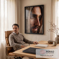 Quadro Decorativo Grande Olhar Intenso para Sala Marrom | quadros decorativos | close-up de rosto masculino com capuz rústico e olho verde intenso | em ambiente 2 | Porao dos Quadros