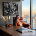 Leopardo de olhar intenso entre folhas de monstera em preto e branco, quadro decorativo