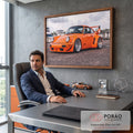 Porsche 911 laranja widebody com rodas raiadas e aerofólio em marina com barcos, quadro decorativo
