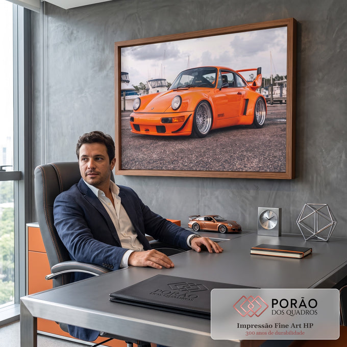 Porsche 911 laranja widebody com rodas raiadas e aerofólio em marina com barcos, quadro decorativo