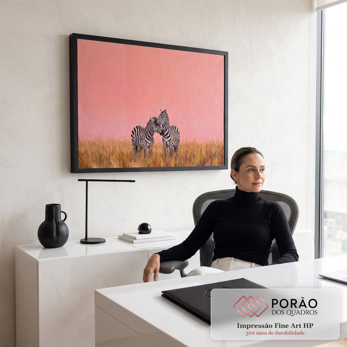 Pintura a óleo de duas zebras abraçadas no capim dourado sob céu rosa, quadro decorativo