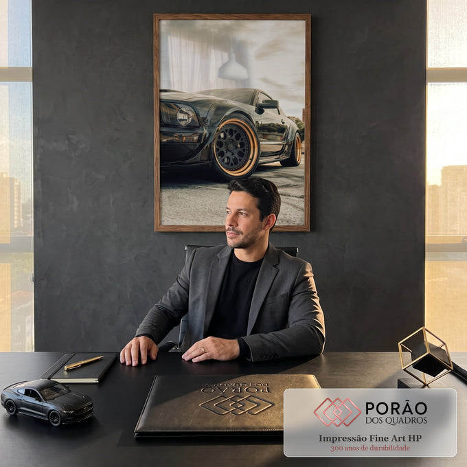 Carro esportivo preto widebody com rodas bronze em ângulo baixo sob céu claro, quadro decorativo