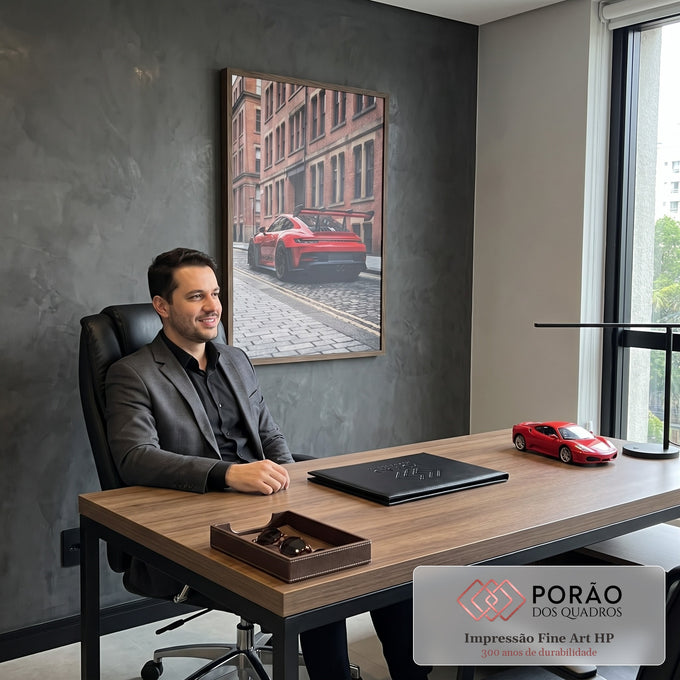 Quadro Decorativo Grande Carro de Pista para Sala | quadros decorativos | carro esportivo vermelho com aerofólio preto em rua de paralelepípedos e prédio de tijolos | em ambiente 2 | Porao dos Quadros