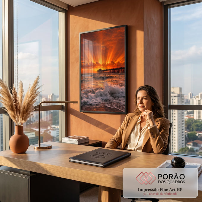 Pôr do sol laranja com raios de luz no céu, píer de madeira e ondas quebrando na praia, quadro decorativo