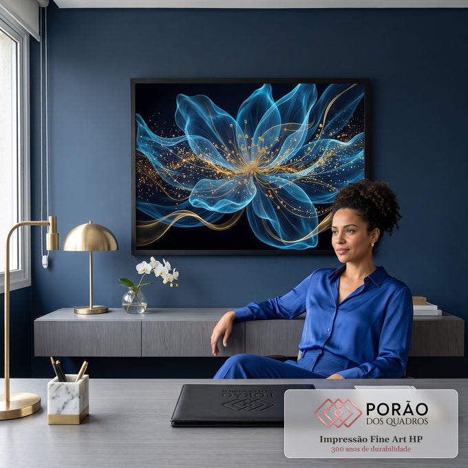 Quadro Decorativo Grande Flor Translúcida Azul para Sala | quadros decorativos | flor abstrata azul translúcida com pistilos dourados sobre fundo preto estrelado | em ambiente 2 | Porao dos Quadros