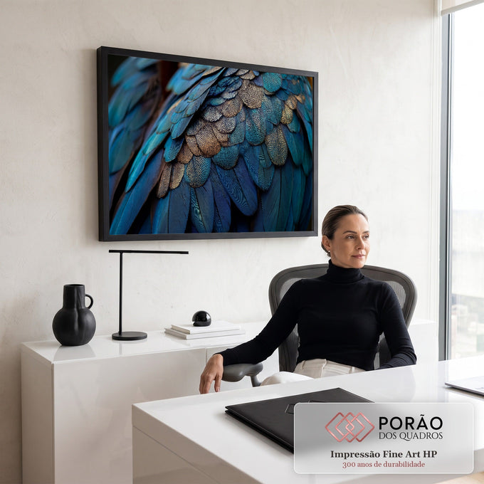 Quadro Decorativo Grande Penas Azuis para Sala Azul | quadros decorativos | close extremo de penas azuis e douradas sobrepostas com textura detalhada | em ambiente 2 | Porao dos Quadros