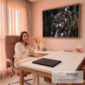 Lobo cinzento rosnando e avançando com presas à mostra, fundo de floresta escura desfocada, quadro decorativo