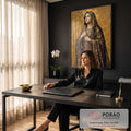 Quadro Decorativo Grande Nossa Senhora Véu Bordado para Sala | quadros decorativos | Nossa Senhora com véu bordado dourado e terço, fundo em mosaico dourado | em ambiente 2 | Porao dos Quadros