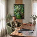 Quadro Decorativo Grande Copa de Árvore para Sala Verde | quadros decorativos | vista de baixo de árvore com tronco musgoso e copa verde densa contra céu azul | em ambiente 2 | Porao dos Quadros