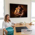 Quadro Decorativo Grande Jesus Abraçando para Sala Marrom | quadros decorativos | homem com coroa de espinhos abraçando leão de juba dourada em fundo escuro | em ambiente 2 | Porao dos Quadros
