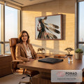 Guerreiro indígena de perfil com pintura facial branca e vermelha e cocar de penas marrons, quadro decorativo